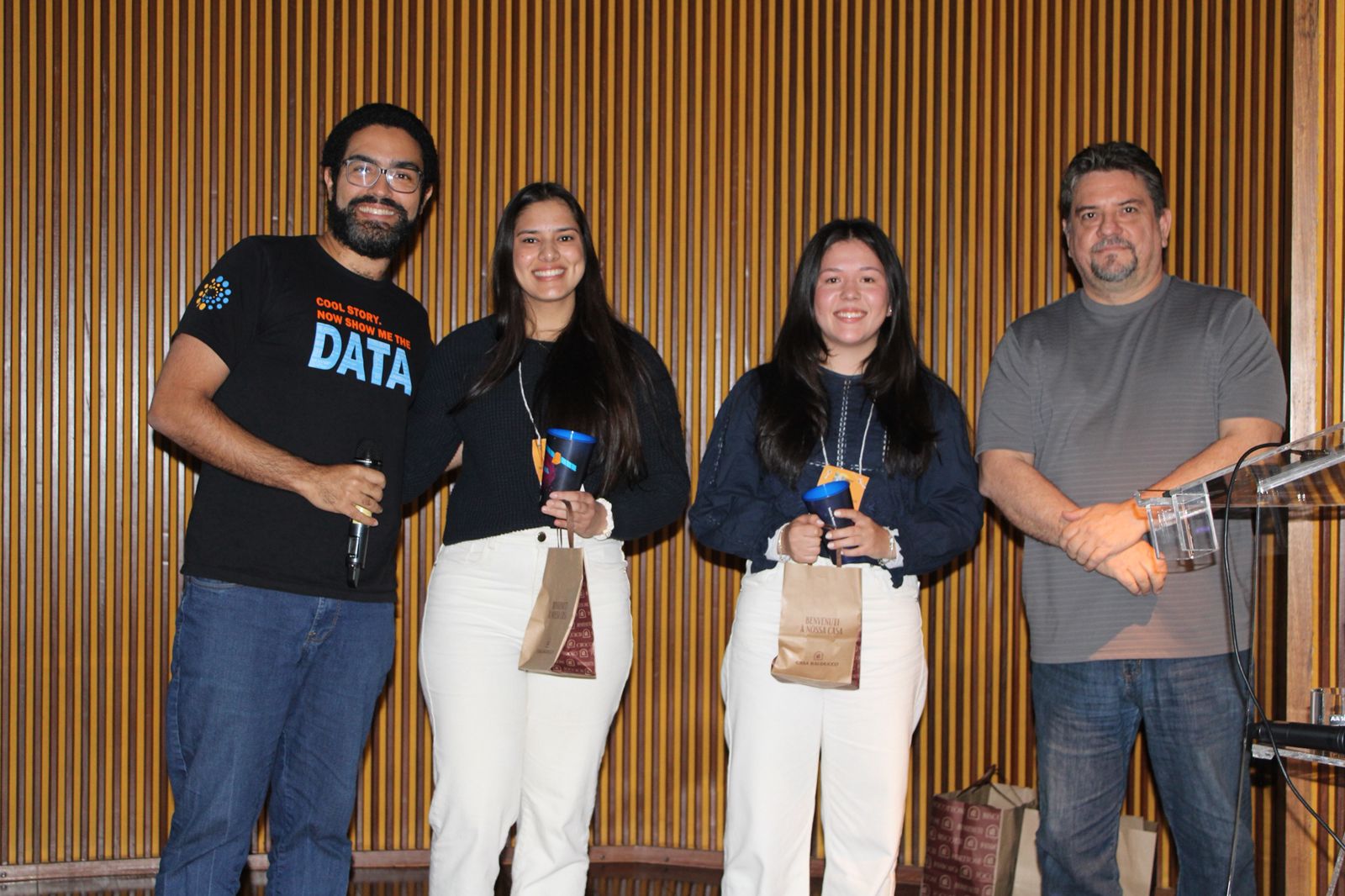 Evelyn Paredes y Venus Ayala con el Dr. Leonardo Santos